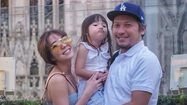 [Bintang] Foto Keseruan Gading Marten dan Gisela Saat Berlibur di Italia
