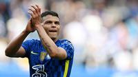 Thiago Silva yang saat ini menjadi bagian dari lini pertahanan Chelsea juga akan menghadapi mantan klubnya. Pemain asal Brasil ini dulunya adalah bek andalan AC Milan. (AFP/Justin Tallis)