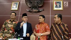 Ketua MPR Zulkifli Hasan (kedua kiri) serta Wakil Pimpinan MPR Mahyudin (kiri), Ahmad Basarah (kedua kanan), Ahmad Muzani (kanan) saat memimpin rapat gabungan di Kompleks Parlemen, Jakarta, Senin (23/9/2019). Ini merupakan rapat terakhir kepemimpinan MPR periode 2014-2019. (Liputan6.com/JohanTallo)