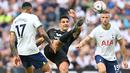 Aleksandar Mitrovic. Striker berusia 28 tahun yang kini memasuki musim ke-5 berseragam Fulham sejak dipermanenkan dari Newacastle united pada awal musim 2018/2019 setelah sempat setengah musim berstatus pinjaman ini menjadi pemain asal Serbia dengan raihan gol terbanyak di Premier League Liga Inggris hingga kini. Total ia telah mencetak 31 gol dan 11 assist dari total 113 laga bersama dua klub, Fulham dan Newcastle United. (AFP/Glyn Kirk)
