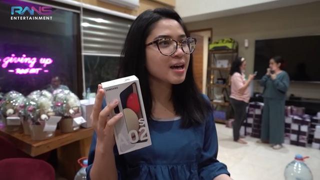 7 Potret Nagita Slavina Bagi-bagi Hampers ke Karyawan, Ada yang Dapat iPhone 12