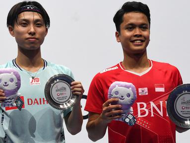 Pebulu tangkis tunggal putra Indonesia, Anthony Sinisuka Ginting berhasil menjuarai turnamen bulu tangkis Singapore Open 2022. Dalam laga final yang digelar di Singapore Indoor Stadium, Minggu (17/7/2022), Ginting mampu menyudahi perlawanan ulet wakil Jepang, Kodai Naraoka. Di dua nomor lain, ganda putra dan ganda putri, Indonesia juga berhasil membawa pulang gelar juara. (AFP/Roslan Rahman)