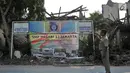 Seorang petugas menunjukkan kondisi bangunan yang ambruk di SMP Negeri 32, Pejagalan, Tambora, Jakarta, Selasa (14/8). Hingga saat ini Pemprov DKI Jakarta belum juga merenovasi ulang bangunan sekolah tersebut. (Merdeka.com/ Iqbal S. Nugroho)