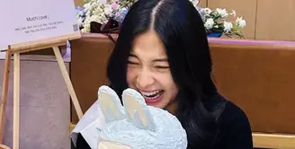 Menariknya, Nikita pun mendapatkan kue baby shower berbentuk boneka Labubu baby blue yang tengah viral. Sambil tertawa, ia pun memegang kue tersebut. [@nonawilly]