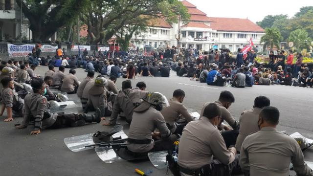 Saat Dua Kelompok Demonstran Beda Isu Bertemu di Balai Kota Malang