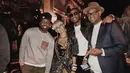 Penyanyi Agnez Mo berpose bersama sejumlah pria kulit hitam di acara ulang tahun DJ Khaled di Los Angeles, 2 Desember 2017. Sebelumnya, Agnez Mo menjadi salah satu tamu di ajang musik American Music Awards 2017, belum lama ini. (instagram.com/agnezm)