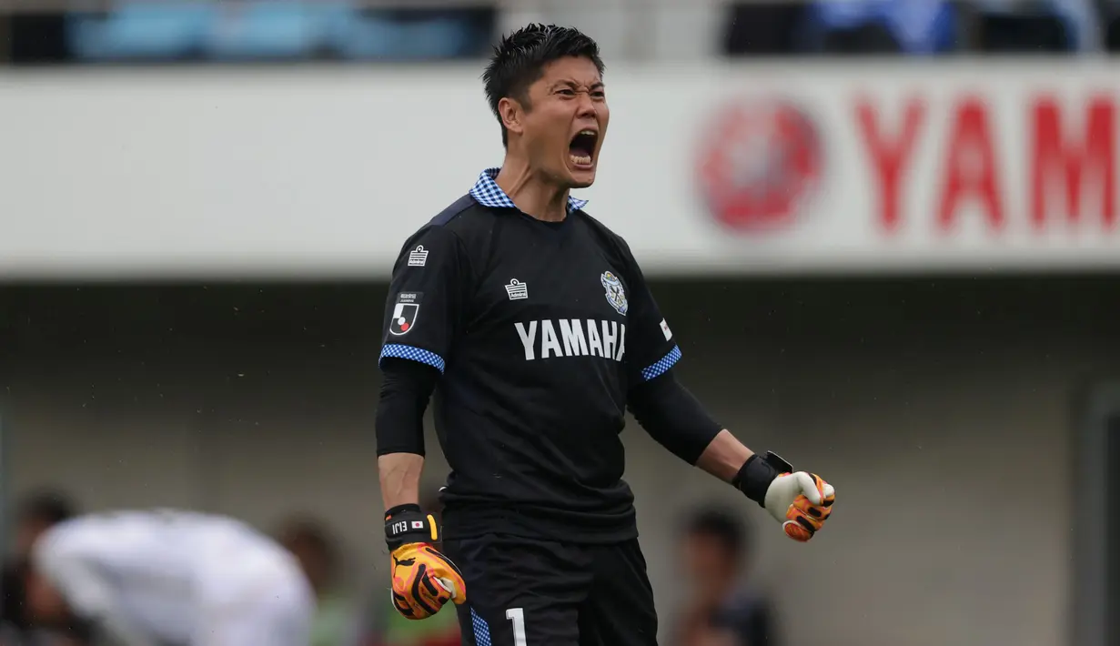 Penjaga gawang berusia 41 tahun, Eiji Kawashima masih jadi andalan Jubilo Iwata di J1 League musim ini. Segudang pengalamannya bersama timnas Jepang tentu menjadi pertimbangan Jubilo Iwata masih mengandalkannya untuk mengangkat posisi Jubilo Iwata dari zona degradasi. Seperti apa karier singkat kiper yang telah memutuskan pensiun dari timnas Jepang pada 2022 lalu ini? (J.LEAGUE)