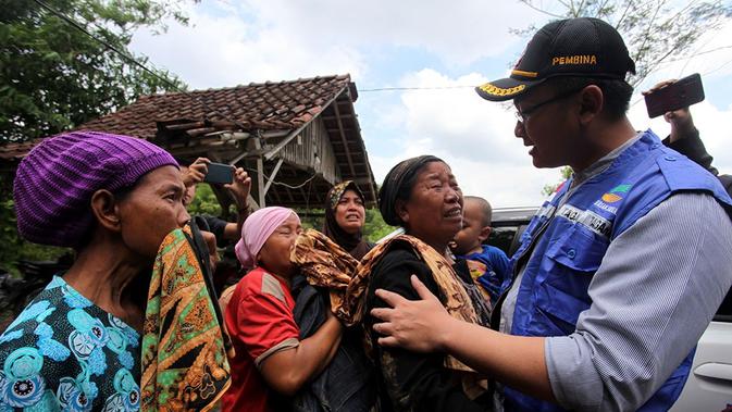 Ibu-ibu korban banjir bandang Lebak Banten menaruh harapan kepada pemerintah daerah agar segera mengirimkan bantuan kepada para korban terdampak. (Liputan6.com/ Yandhi Deslatama)