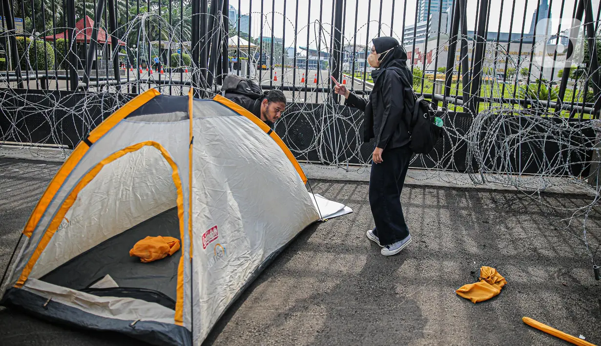 Sejumlah aktivis dari gabungan elemen masyarakat berunjuk rasa di depan Kompleks Parlemen, Senayan, Jakarta, Selasa(6/12/2022). Mereka menolak pengesahan Rancangan Kitab Undang-Undang Hukum Pidana (RKUHP). (Liputan6.com/Faizal Fanani)