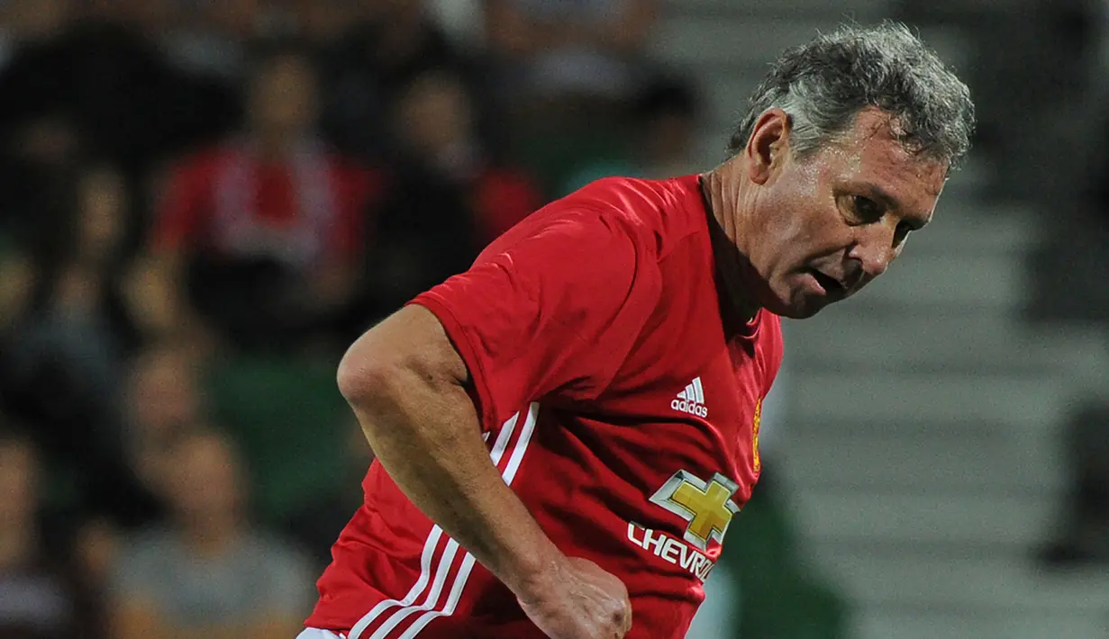1. Bryan Robson - Bryan Robson merupakan kepten Manchester United dan pertama di era Premier League. Kharismatiknya sebagai kapten, membuat Robson dipercaya sebagai kapten dari rentang 1982-1994 dan menjadikannya kapten telama Manchester United. (AFP/Greg Wood)