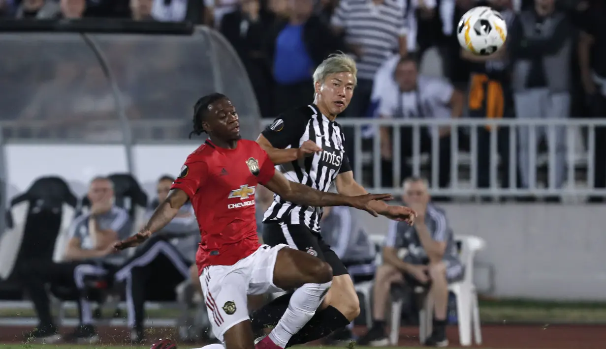 Pemain Partizan Belgrade, Takuma Asano berusaha melewati bek Manchester United, Aaron Wan-Bissaka pada pertandingan lanjutan Grup L Liga Europa di stadion Partizan di Belgrade, Serbia (24/10/2019). MU menang tipis 0-1 atas Partizan Belgrade. (AP Photo/Darko Vojinovic)