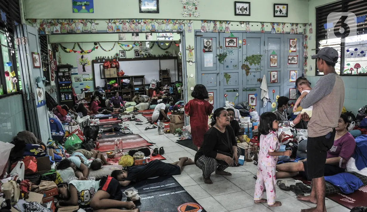 Aktivitas korban kebakaran saat mengungsi di SDN 09 Kebon Kosong, Kemayoran, Jakarta, Selasa (31/8/2021). Sebanyak 250 warga masih mengungsi di gedung sekolah pasca kebakaran menghanguskan puluhan rumah semipermanen di RT 14/RW 05 pada Minggu (29/8) kemarin. (merdeka.com/Iqbal S. Nugroho)