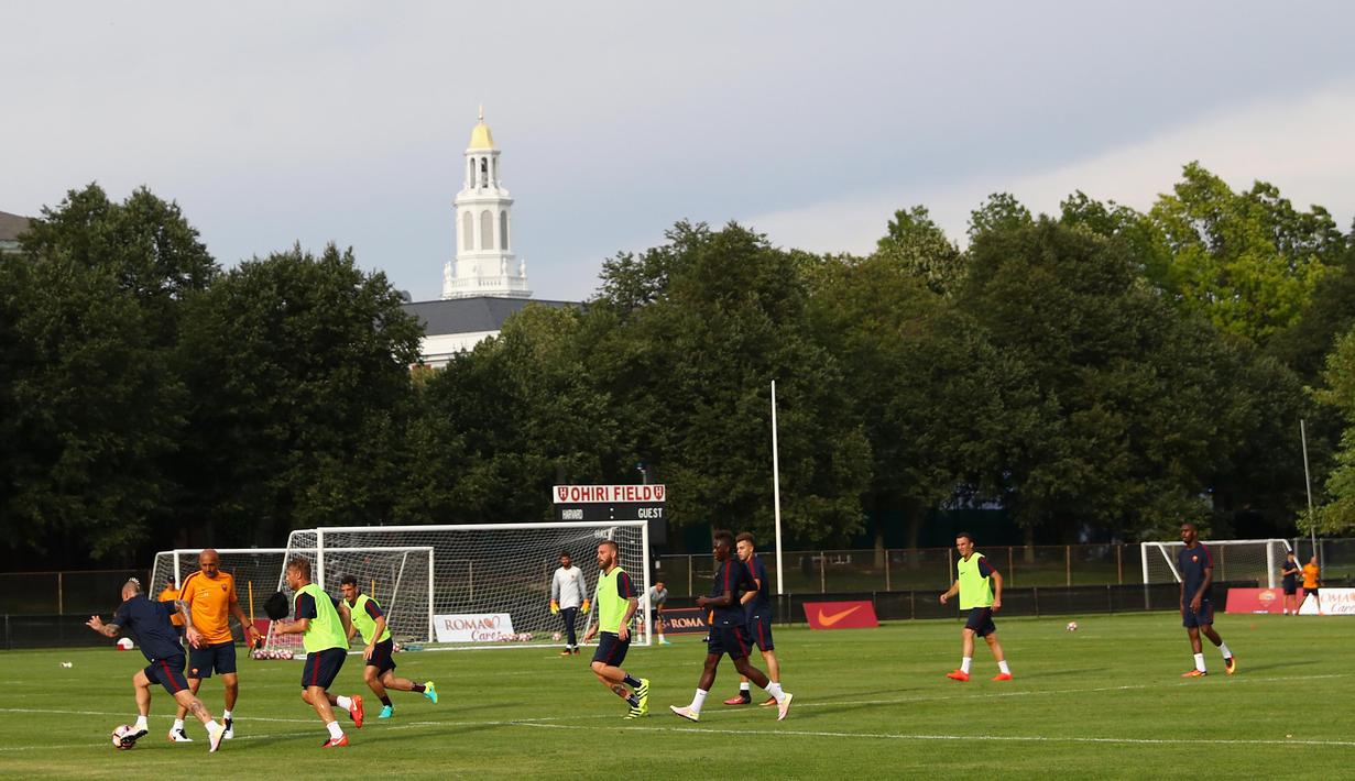 Suasana sesi latihan tour pra musim AS Roma di Ohiri Field, Cambridge, Massachusetts, (25/7/2016). (Maddie Meyer/Getty Images/AFP)