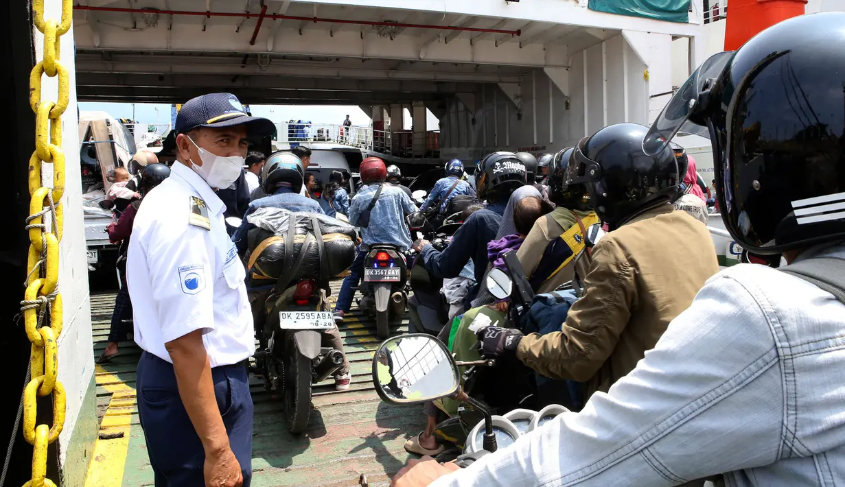 Rata-rata pemudik yang meninggalkan pulau Bali menggunakan kendaraan pribadi, baik mobil maupun sepeda motor. (AP Photo/Firdia Lisnawati)