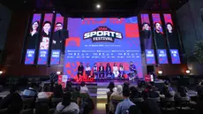 Chief Marketing Officer (CMO) Vidio Teguh Wicaksono (kiri) bersama Liliyana Natsir (Legenda Bulutangkis Indonesia – ketiga kiri), Bambang Pamungkas (Legenda Timnas Sepak Bola – keempat kiri), Hanif Sjahbandi (Pemain Timnas/Persija), dan Tisya Amallya Putri (Setter Terbaik Proliga 2025) saat memberikan keterangan terkait Vidio Sport Festival 2025 di Midaz Jakarta, Rabu (15/10/2025). (Bola.com/M Iqbal Ichsan)