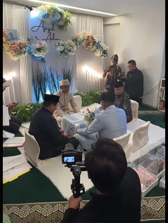 Arhan menikah pada Minggu (20/8/2023). Ketua  PSSI, Erick Tohir hadir sebagai salah satu saksi di pernikahan Arhan dan Zize. [Instagram/andre_rosiade/bravecation]