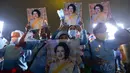 Orang-orang ambil bagian dalam sebuah acara untuk merayakan ulang tahun ke-88 Ibu Suri Thailand, Ratu Sirikit, di dekat Grand Palace di Bangkok, Thailand, pada 12 Agustus 2020. (Xinhua/Rachen Sageamsak)