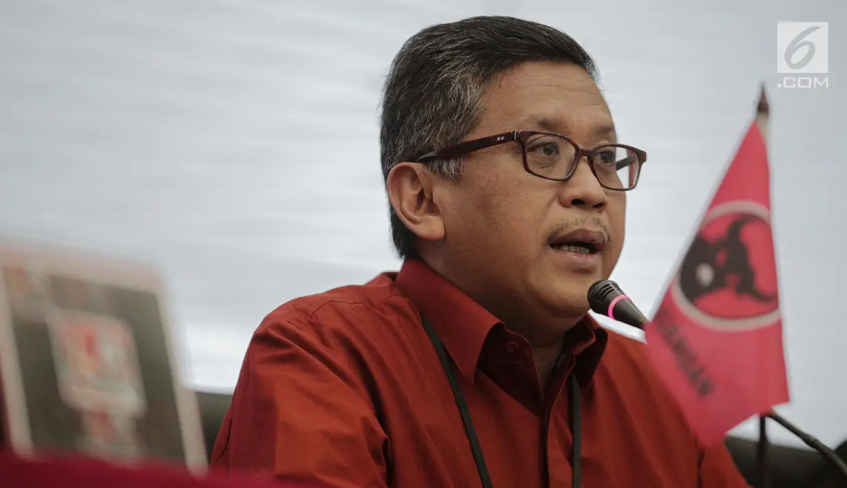 Sekjen PDI Perjuangan Hasto Kristiyanto memberi keterangan pers terkait Pemilu 2019 di Jakarta, Rabu (8/5/2019). Hasto mengatakan, PDI Perjuangan masih menunggu hasil real count KPU terkait Pemilu 2019. (Liputan6.com/Faizal Fanani)