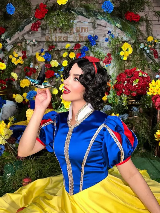 Tasya Farasya tentu tak boleh dilewatkan jika kita bicara soal cosplay. Selalu menarik melihat bagaimana totalitasnya Tasya Farasya saat cosplay, salah satunya adalah saat ia menjadi Snow White. Mulai dari makeup hingga kostum, Tasya Farasya berhasil menjelma bak Snow White hidup. [Foto: Instagram/tasyafarasya]