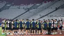 <p>Pemain Timnas Indonesia berkumpul saat official training menjelang laga lanjutan putaran ketiga Kualifikasi Piala Dunia 2026 melawan Jepang di Stadion Utama Gelora Bung Karno (SUGBK), Senayan, Jakarta, Kamis (14/11/2024). (Bola.com/Bagaskara Lazuardi)</p>