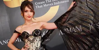 Cinta Laura selalu tampil stunning dan totalitas. Kali ini ia tampil mengenakan korset batik sleeveless dengan bawahan slit berpotongan tinggi. Serta selendang hitam bergaris warna emas. Tampak ia pun mengenakan tusuk konde dan anting-anting emas. [@claurakiehl]