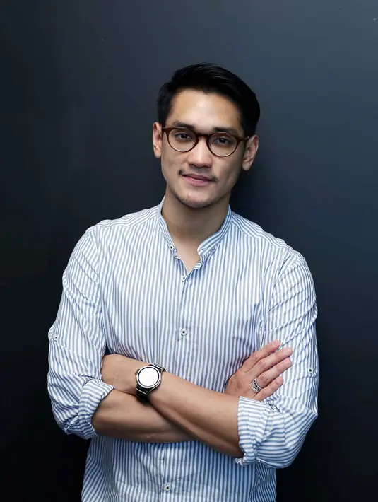 "Dia (Rossa) lebih kayak ngasih tahu sih, maksudnya kan dia pengalamannya lebih baik kan di panggung gitu, jadi cerita-cerita aja sih biasanya kalau gitu cuma sharing, yaudah akhirnya saya mulai terbuka," kata Afgan di kawasan SCBD Sudirman, Kamis (12/4).