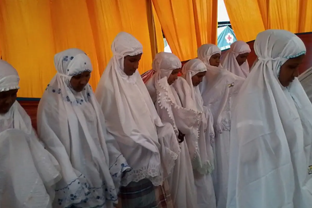 YMN Salurkan 100 Mukena untuk Pengungsi Rohingya