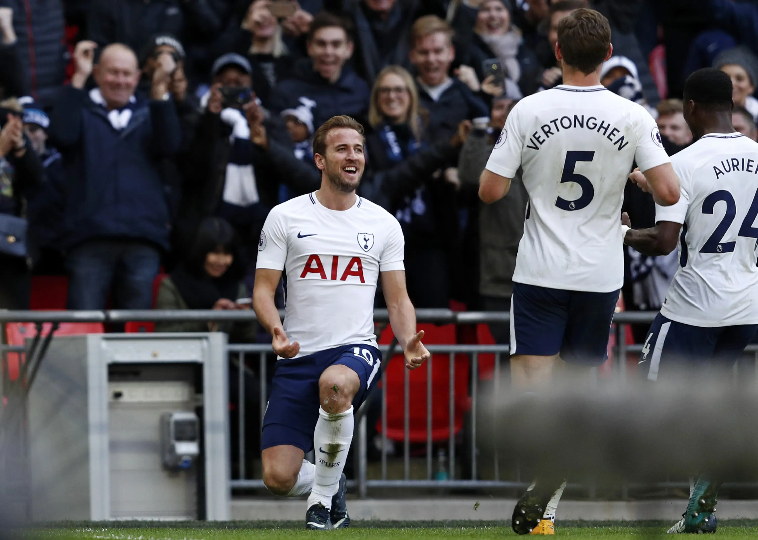 Striker Tottenham Hotspur Harry Kane mencetak hattrick ke gawang Southampton dalam lanjutan Liga Inggris, Sabtu (26/12/2017). Spurs menang 5-2. (ADRIAN DENNIS / AFP) 