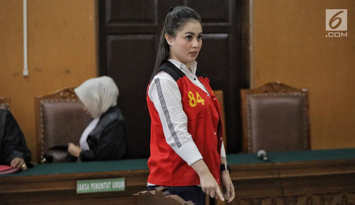 Terdakwa artis Jennifer Dunn bersiap menjalani sidang di PN Jakarta Selatan, Jakarta, Senin (25/6). Majelis Hakim menjatuhkan vonis penjara selama empat tahun serta denda sebesar Rp 800 juta kepada artis Jennifer Dunn. (Liputan6.com/Faizal Fanani)