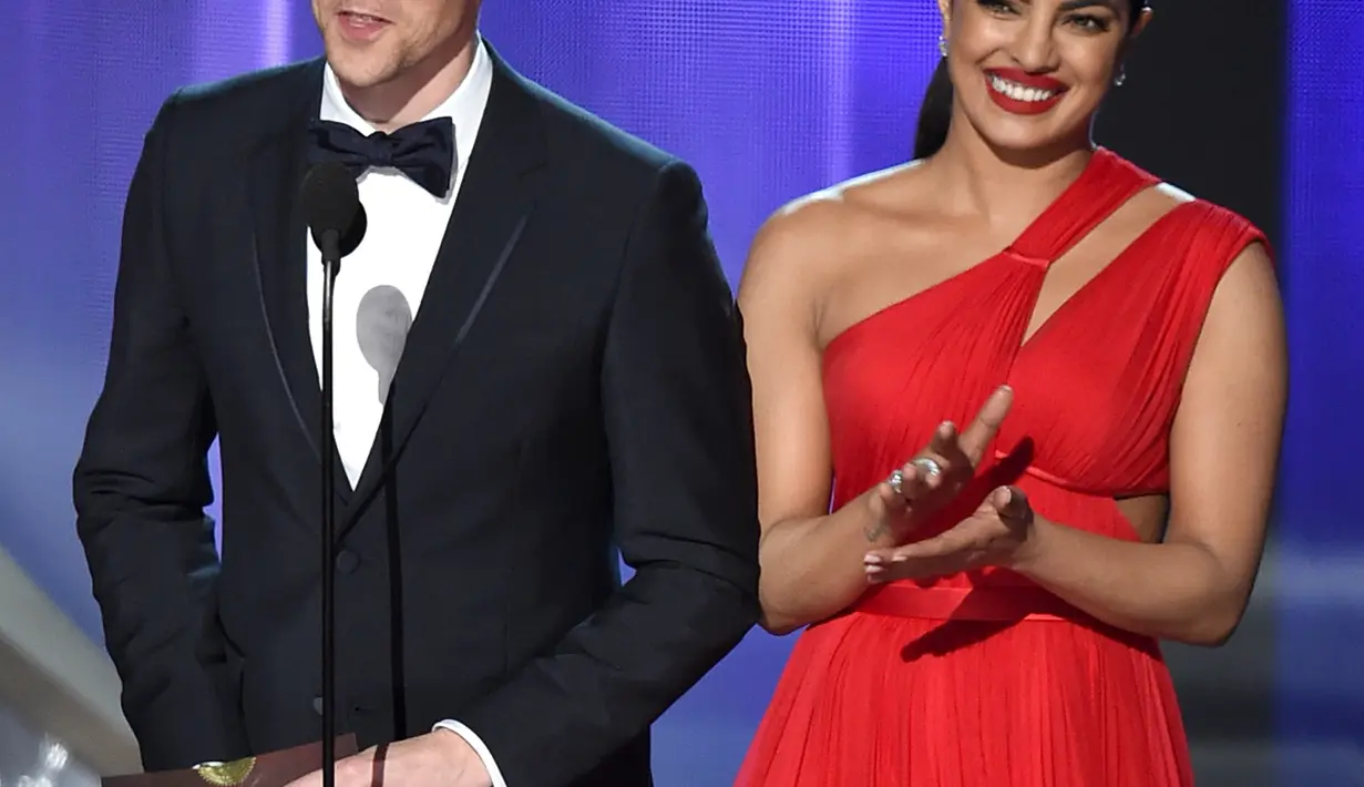 Tom Heddleston dan Pryanka Chopra yang berdiri dalam satu panggung terlihat sangat romantic, Pryanka Chopra yang mengenakan gaun merah menambah keromatisan itu semakin terjalin. (AFP/Bintang.com)