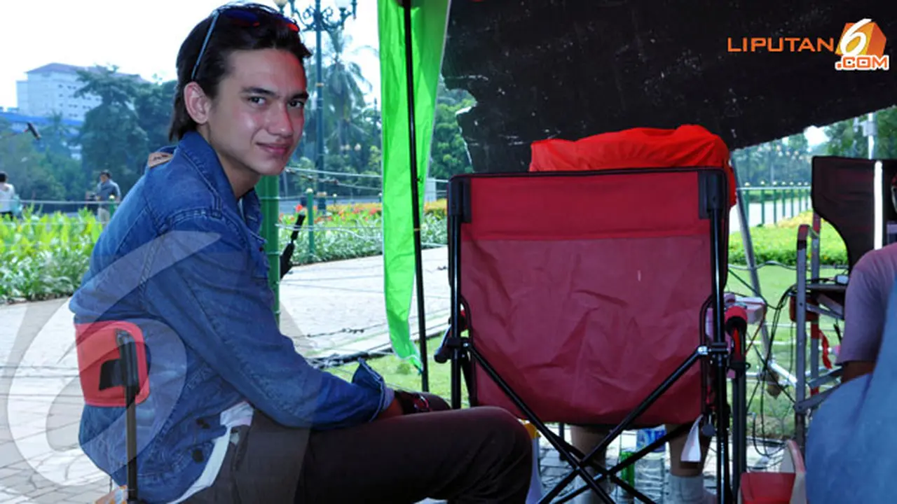 adipati-dolken-130821c.jpg