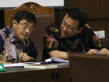 Mantan Ketua DPD Irman Gusman (kanan) berbincang saat sidang pendahuluan di Pengadilan Tipikor Jakarta, Rabu (10/10). Irman mengajukan peninjauan kembali (PK) ke MA terkait dugaan suap alokasi gula impor yang menjeratnya. (Liputan6.com/Herman Zakharia)