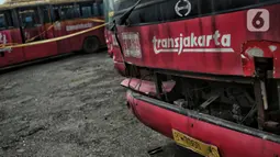 Kondisi Bus Transjakarta yang akan dilelang telah kusam dan memprihatinkan, beberapa atap berkarat serta kaca maupun pintu rusak. (merdeka.com/Iqbal S. Nugroho)