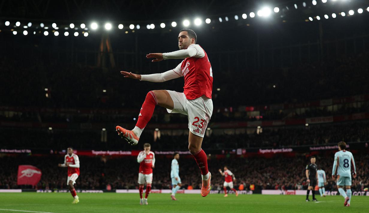 Pemain Arsenal, Mikel Merino merayakan golnya ke gawang Brentford, Caoimhin Kelleher dalam laga lanjutan Liga Inggris 2025/2026 di Emirates Stadium, London, Inggris, Rabu (03/12/2025) waktu setempat. (AFP/Adrian Dennis)