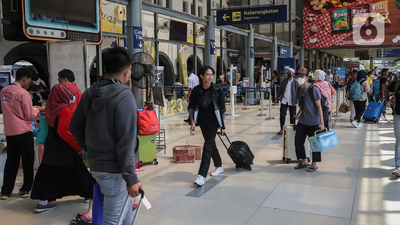 Stasiun Senen mulai dipadati pemudik Nataru