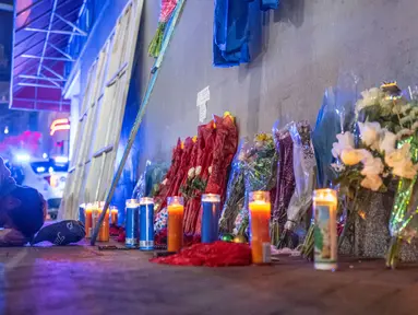 Seorang pria bereaksi saat berdoa di sebuah tugu peringatan di Bourbon Street setelah dibuka kembali untuk umum pada tanggal 2 Januari 2025, di New Orleans, Louisiana, Amerika Serikat. (ANDREW CABALLERO-REYNOLDS/AFP)