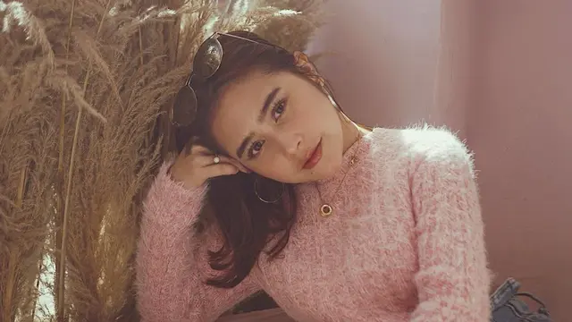 FOTO: Gaya Prilly Latuconsina Pakai Outfit Serba Merah Muda, Tampil Manis