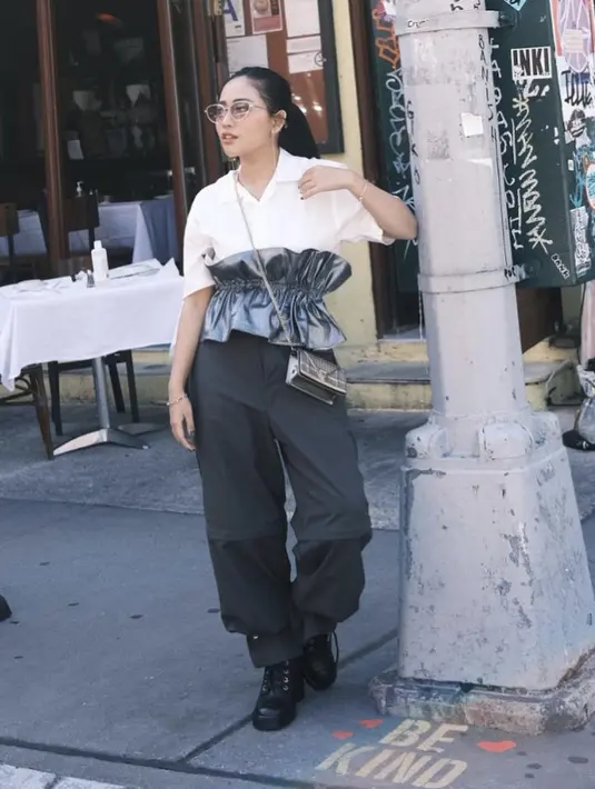 Untuk atasan, ia mengenakan short shirt putih dari Erigo seharga Rp100 ribu, dengan detail pipa top silver dari Sonder Lab seharga Rp344 ribu, dan pants grey dari Sonderlab x Asthetic Pleasure seharga Rp750 ribu.  Instagram @Rachelvennya