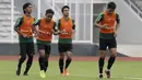 Pemain Timnas Indonesia U-22, Gian Zola, bersama rekan-rekannya berlari saat latihan di Stadion Madya, Jakarta, Jumat (18/1). Latihan ini merupakan persiapan jelang Piala AFF U-22. (Bola.com/Yoppy Renato)