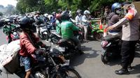 Petugas melakukan penyekatan kendaraan menuju Kota Depok di Jalan Komjen Pol M Jasin (Akses UI), Depok, Senin (5/7/2021). Untuk menekan penyebaran virus COVID-19 dan diberlakukannya PPKM Darurat Jawa-Bali, petugas melakukan penyekatan di wilayah Jadetabek. (Liputan6.com/Helmi Fithriansyah)