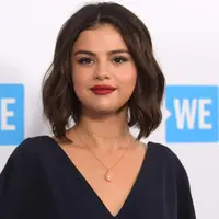Penyanyi Selena Gomez berpose saat menghadiri WE Day California di The Forum di Inglewood, California (19/4). Selena Gomez tampil cantik dengan gaun berwarna biru tua dengan lipstik berwarna merah dibibirnya. (AP Photo/Richard Shotwell)