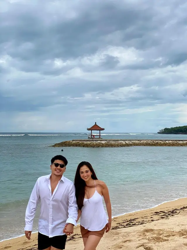Momen Natasha Ratulangi dan Suami Bulan Madu di Bali, Tampil Mesra. (Sumber: Instagram/natasharatulangi)