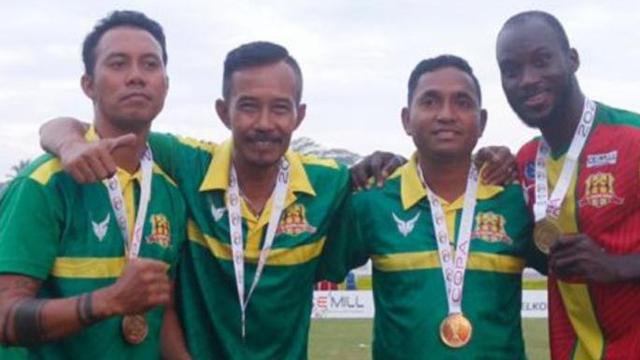 Nanang Hidayat (dua dari kiri)