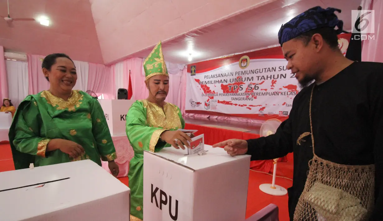 Penghuni lapas wanita menggunakan hak pilih di TPS 56 Lapas Pemasyarakat Perempuan Tangerang, Rabu (17/4). Penghuni Lapas Wanita menyalurkan hak pilihnya dengan berpakaian daerah,nuansa ini dipilih sekaligus untuk memperingati hari kartini yang akan jatuh pada bulan ini. (Liputan6.com/HO/Ading)