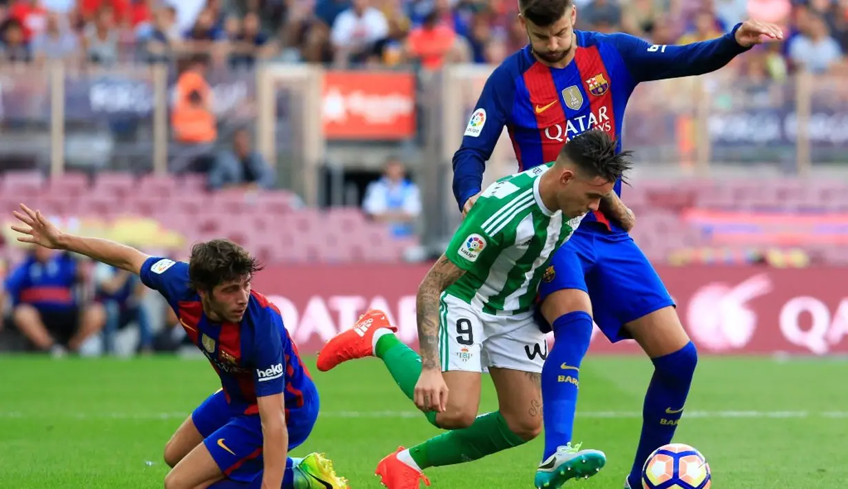 Duel antara pemain Barcelona dan Real Betis dalam laga La Liga di Stadion Camp Nou, Minggu (21/8/2016) dini hari WIB. (AFP/Pau Barrena)
