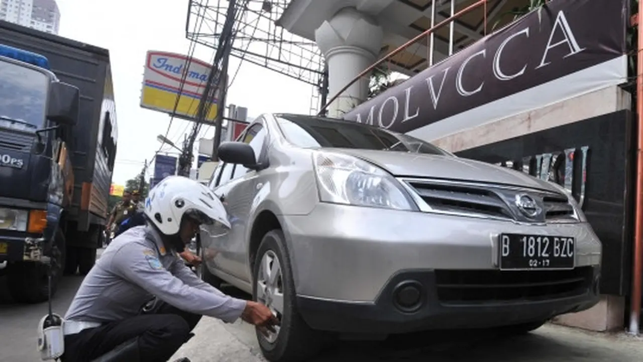 Tertibkan parkir liar di Thamrin City, petugas angkut ratusan motor