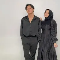 Gaya penampilan Rizky Febian dan Putri Delina dengan pakaian hitam ini menambah kesan elegan bagi keduanya. Anak dari Sule tersebut terlihat begitu keren. Warna hitam terlihat sangat pas dikenakan keduanya sehingga banyak netizen terpukau melihat mereka. (Liputan6.com/IG/@putridelinaa)