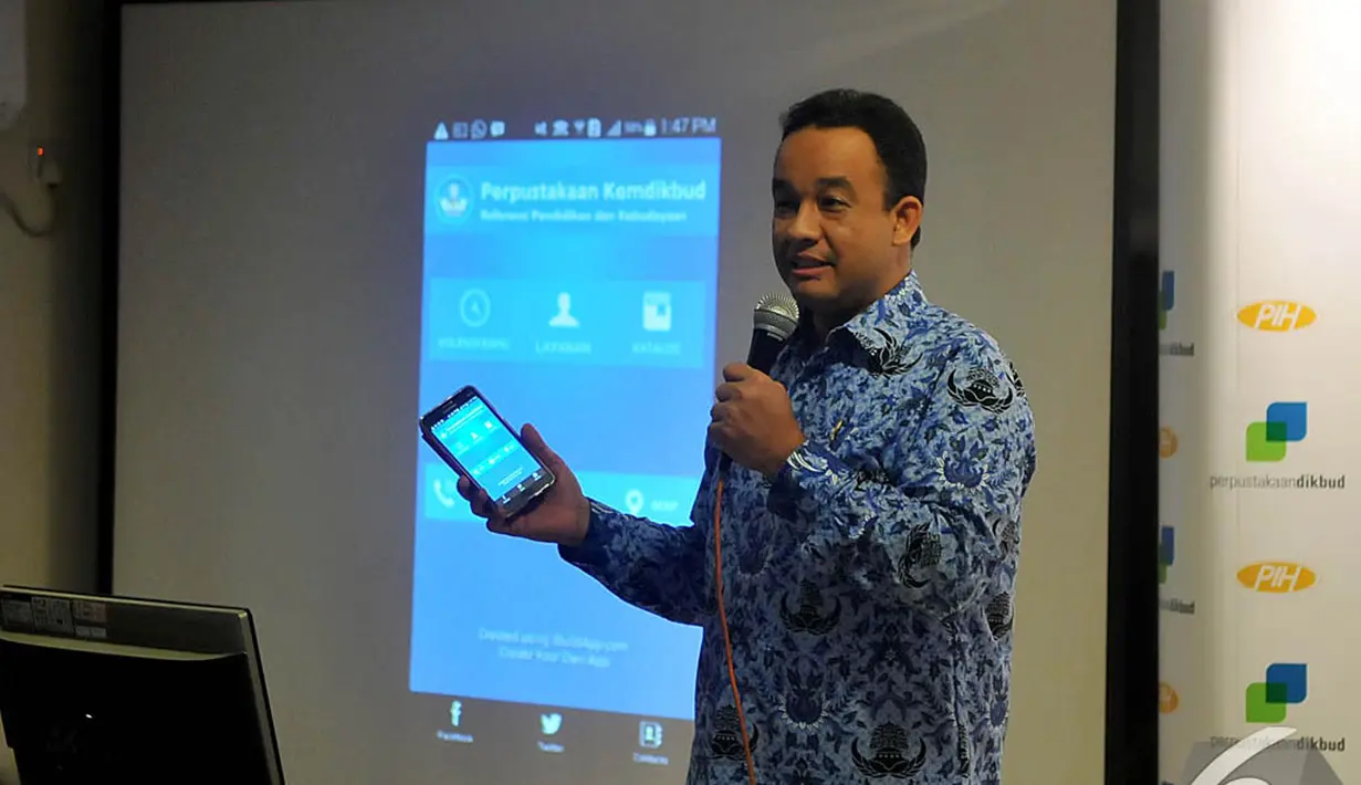 Mendikbud Anies Baswedan meluncurkan aplikasi katalog perpustakaan di perangkat berbasis Android, Jakarta, Selasa (25/11/2014). (Liputan6.com/Johan Tallo)