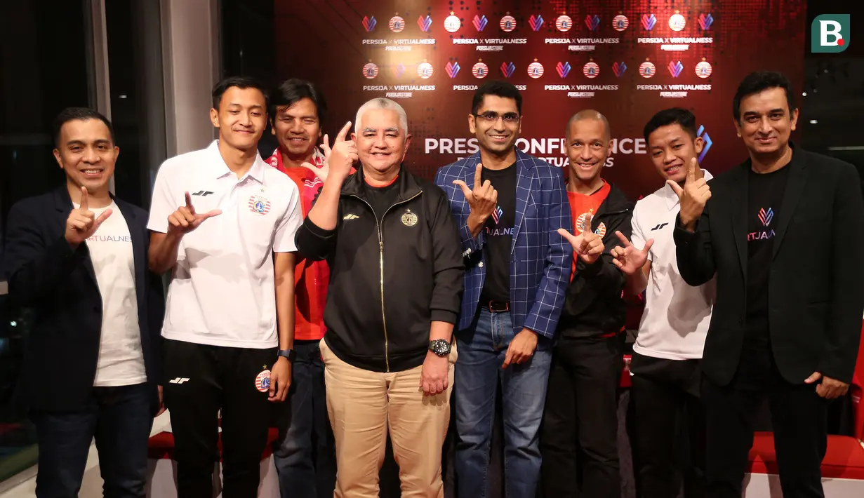 Direktur Utama Persija Jakarta, Ambono Janurianto berfoto bersama dengan perwakilan dari Virtualness saat konferensi pers Persija X Virtualness di Persija Store, Plaza Festival, Kuningan, Jakarta, Kamis (27/07/2023). (Bola.com/Bagaskara Lazuardi)
