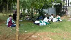 Terlihat sejumlah pendemo anti-Ahok, yang mengawal jalannya persidangan sejak pagi, mulai lelah dan beristirahat di Bumi Perkemahan Ragunan.